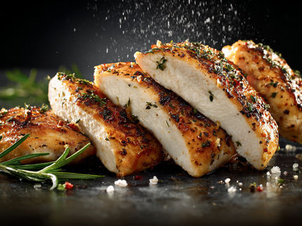 Hähnchenfleisch im Test: Mehr als die Hälfte ist mit antibiotikaresistenten Keimen belastet