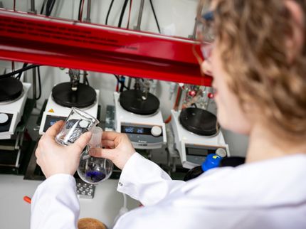 Transformar resíduos de jardins e culturas em plásticos