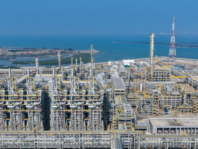 Avvio del cracker a vapore presso lo stabilimento BASF di Verbund a Zhanjiang, Cina - Primo cracker al mondo a utilizzare il 100% di energia rinnovabile per alimentare i suoi compressori principali
