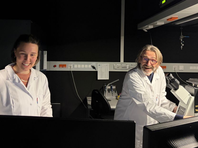 Durch Zufall entdeckt: das Brechungsindex-Mikroskop - Ein verblüffender Erfolg: Durch Kombination völlig unterschiedlicher Mikroskopie-Methoden kann man die optische Dichte einer Probe punktgenau messen