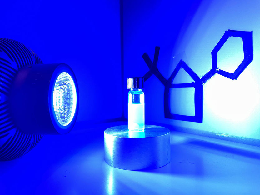 Neue Methode zur Herstellung von Hausan für Material- und Wirkstoffentwicklung - Chemiker synthetisieren „gespannte“ Ringmoleküle durch Photokatalyse