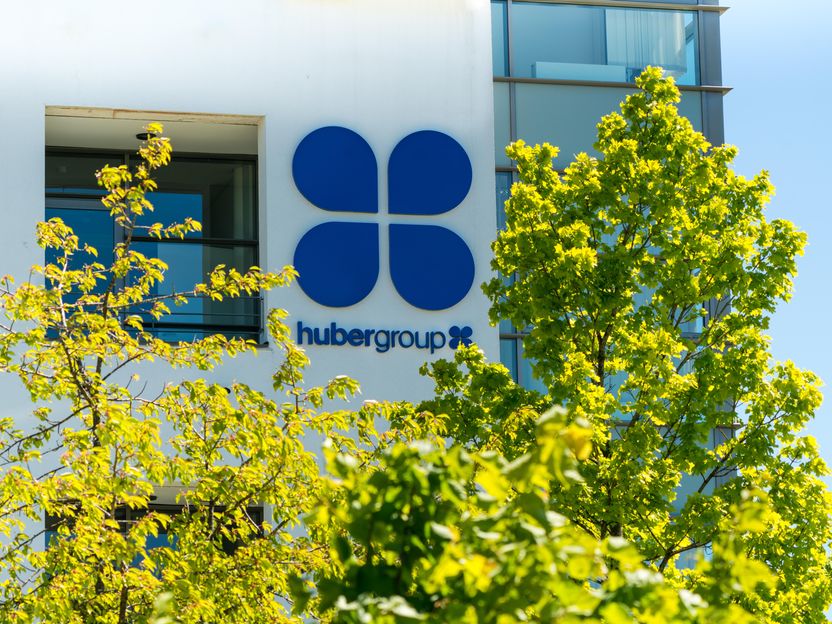 Hubergroup erhöht Preise in Europa wegen Nahost-Konflikt - Drastische Kostensteigerungen bei Harzen, Lösungsmitteln und Pigmenten zwingen Druckfarbenhersteller zum Handeln