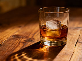 De la vinaza al almacenamiento: los investigadores convierten subproductos del bourbon en supercondensadores