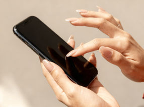 Se acerca el final de la batalla entre las pantallas táctiles y las uñas largas