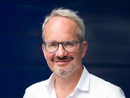 Tony Hyman assume la carica di Direttore generale dell'EMBL