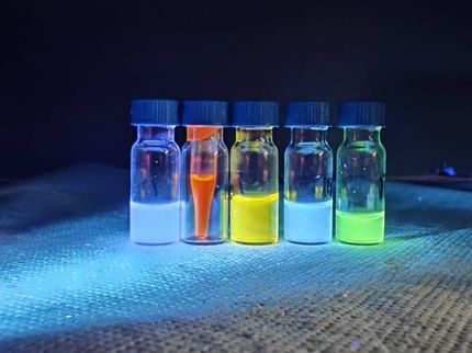 Biomoleküle zum Leuchten bringen: Neuer Farbstoff löst Problem