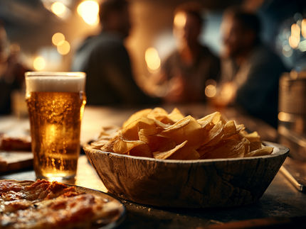 Por qué el alcohol provoca antojos de patatas fritas y pizza
