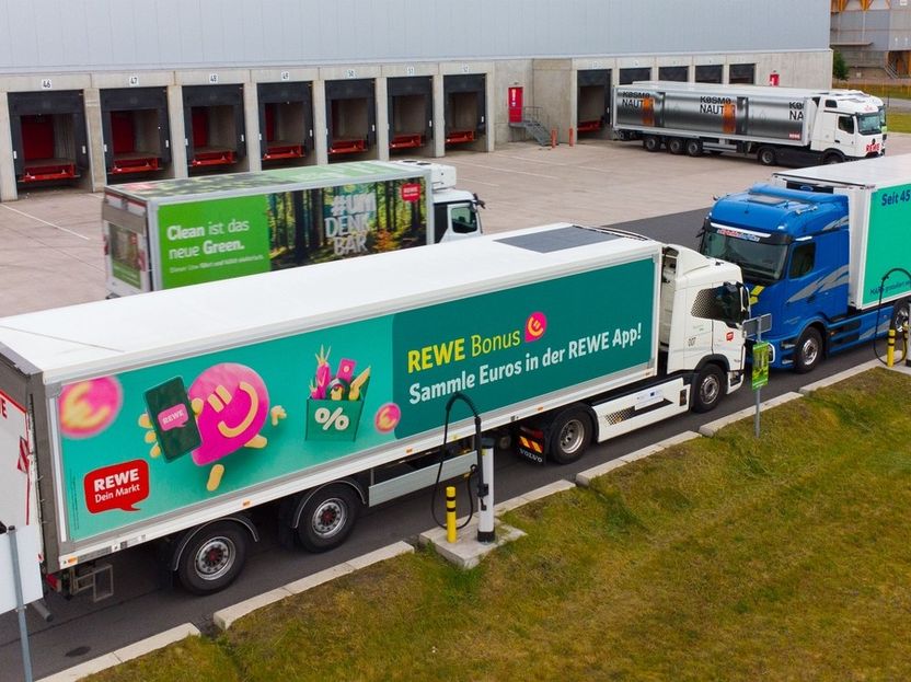 Mars und REWE elektrifizieren gemeinsam die Lieferkette - Mit 47 E-Lkw und 2,4 Millionen elektrisch gefahrenen Kilometern zeigen die Partner: Nachhaltiger Schwerlastverkehr ist ökologisch sinnvoll – und wirtschaftlich rentabel