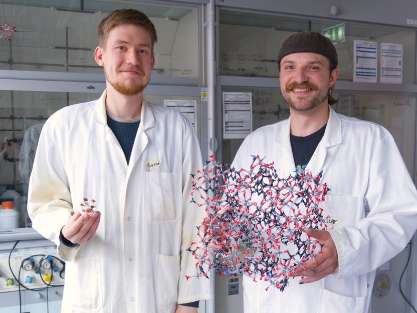 Material harvests drinking water from air – and cools more efficiently than current systems - Produced on a pilot scale for the first time