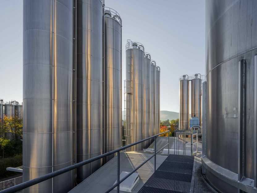TotalEnergies-Tochter Polyblend investiert 4 Mio. Euro in Kunststoffcompounds mit Rezyklatanteil am Standort Bad Sobernheim - Modernisierte Produktionslinie soll Ende 2027 starten und bis zu 15.000 Tonnen Compounds aus Rezyklaten pro Jahr fertigen