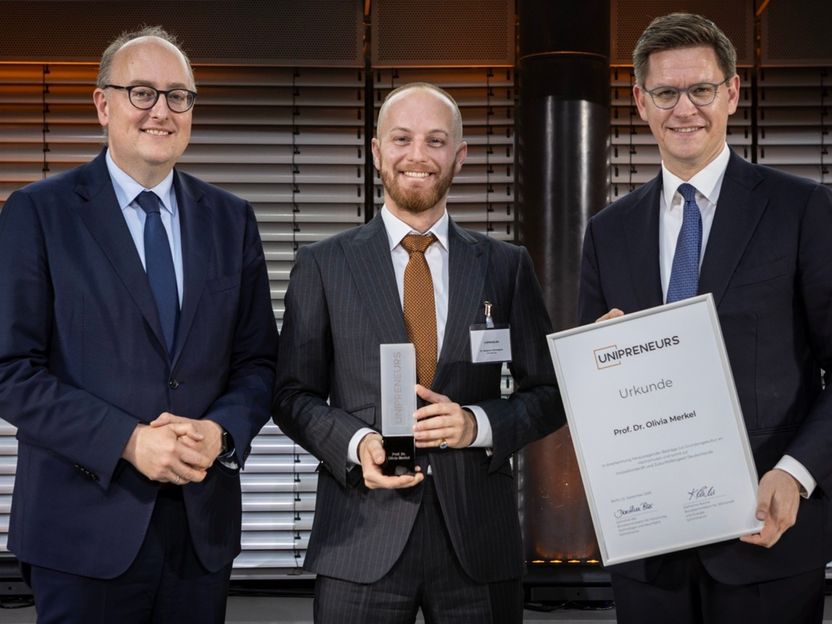 Pharmazeutin Olivia Merkel mit UNIPRENEURS Award ausgezeichnet