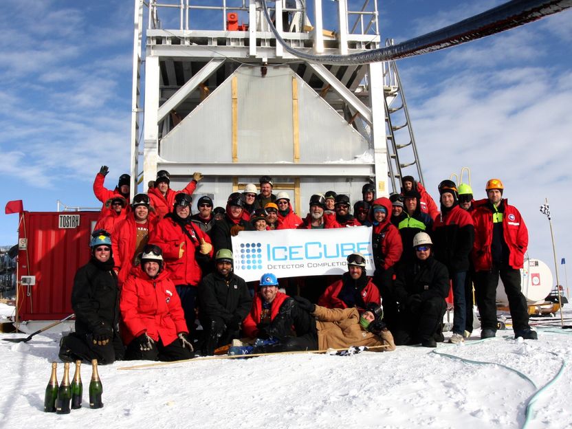 Größter Teilchendetektor der Welt ist fertig: IceCube am Südpol fängt Neutrinos