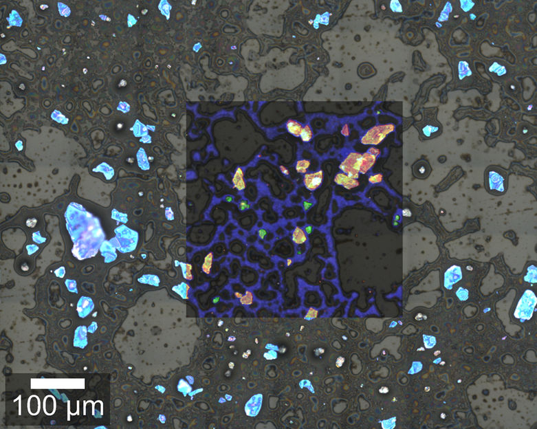 La figura muestra una superposición de una imagen de campo claro con luz blanca y una imagen Raman que muestra las partículas analizadas.