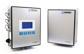 The XTC501 binary gas analyzer (on the left) and the XTP501 oxygen analyzer in the transmitter version (on the right) for safe areas