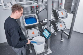 Complete batch tracking with the operator-guided, manual weighing center ManDos