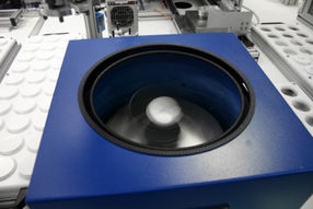 Hauschild SpeedMixer DAC 400 FVZ R while mixing