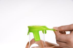 Für einen korrekten, passgenauen Sitz des Silikondeckels muss dieser straff sitzend auf dem Gefäß angebracht werden.
