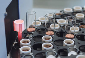 Sample tray with reusable ceramic crucibles on the Primacs SNC100