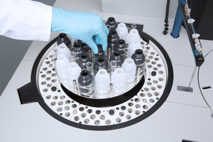 Sample and reagent tray