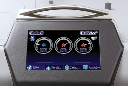 Integrated touchscreen display for all important device information, such as the status of the analyzer, temperature of the cuvettes and sample trays