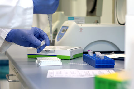 Das Vorbereiten der PCR in wenigen Minuten: Dank der lyophilisierten Reagenzien kann die extrahierte Proben-DNA sofort eingesetzt werden