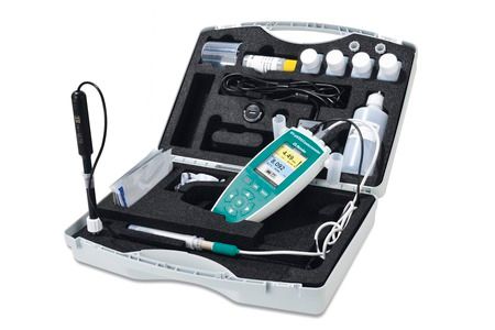 All the equipment needed for mobile outdoor conductivity measurement is neatly and safely stored in the field case.