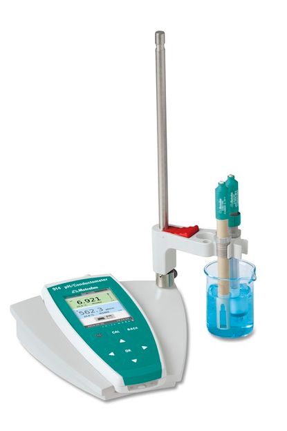 Der tragbare Konduktometer wandelt sich mit Ladeschale und Stativkonsole zu einem stabilen Tischgerät für den täglichen Laboreinsatz