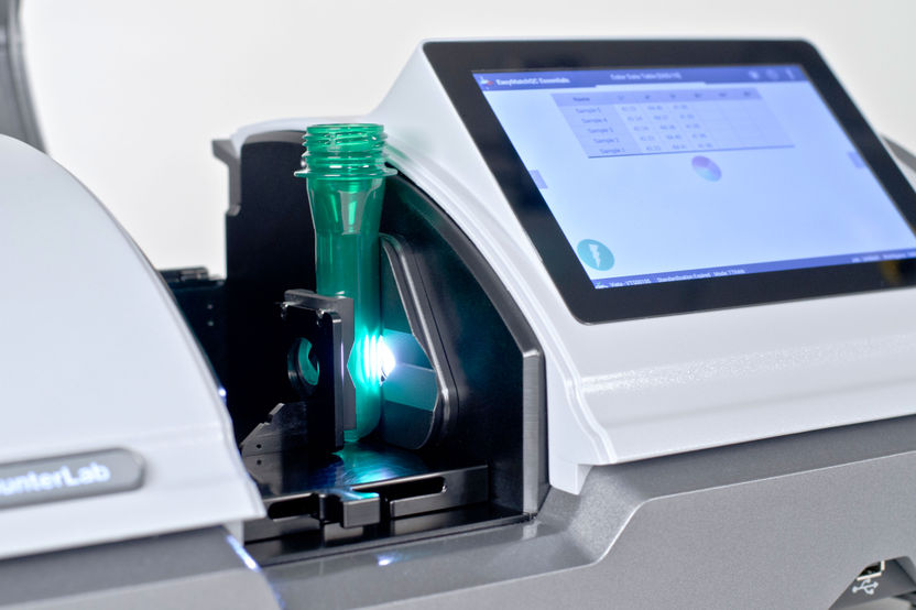 Color determination of pre-forms and PET bottles.