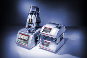 Modular measuring system for pharmaceutical ingredients with syringe sample changer Xsample 340