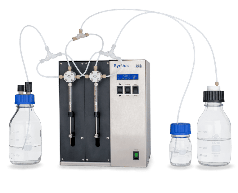 Pompe seringue SyrDos™ 2 XLP avec une valve PTFE tri-directionnelle, un exemple de deux entraînements de pompe commutés en tandem pour une alimentation continue.