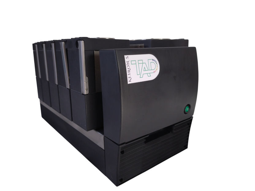 Kompakte parallele Reaktorstation mit flexiblen Volumina f&uuml;r Forschung und Prozessentwicklung