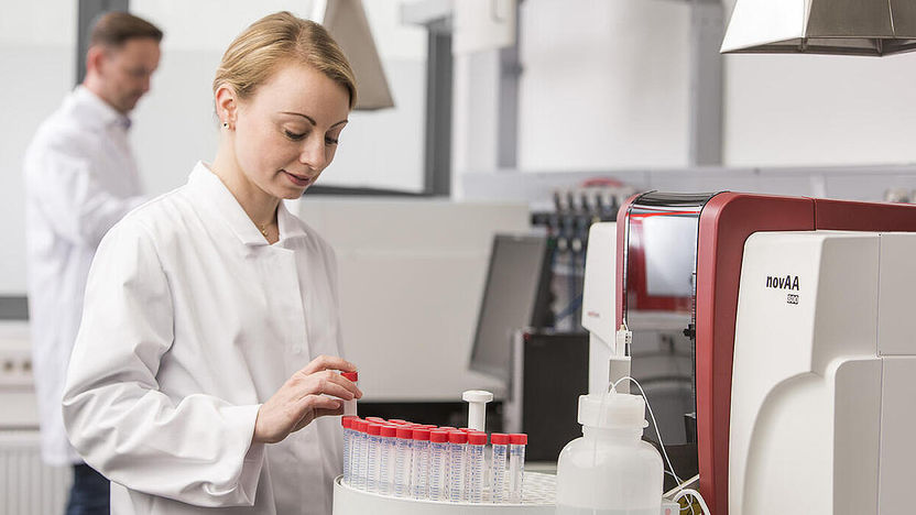 Trabajo de laboratorio con novAA 800