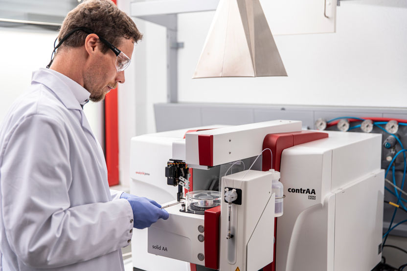 contrAA 800 in the lab with solid AA