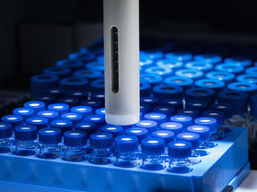 Mikrodosierpumpe überträgt Stammlösung und fügt Verdünnu ...