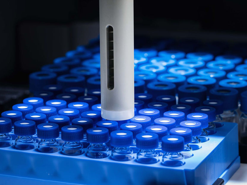 Mikrodosierpumpe überträgt Stammlösung und fügt Verdünnu ...