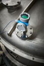 Hohe Strahlfokussierung für Behälter mit vielen internen ...